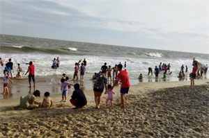 Bãi biển Đồi Dương nhộn nhịp du khách dịp tết Quý Mão